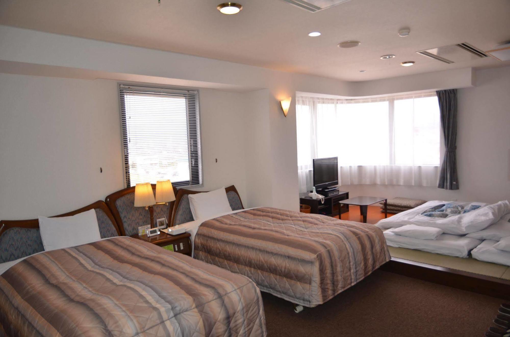Hotel Ermou Regency Numazu Buitenkant foto